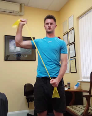 TheraBand shoulder exercise - Oliver Ody - Personal Trainer