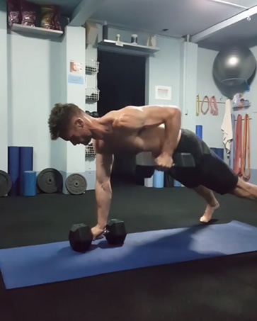 Personal Trainer Oliver Ody demonstrating a Renegade Row